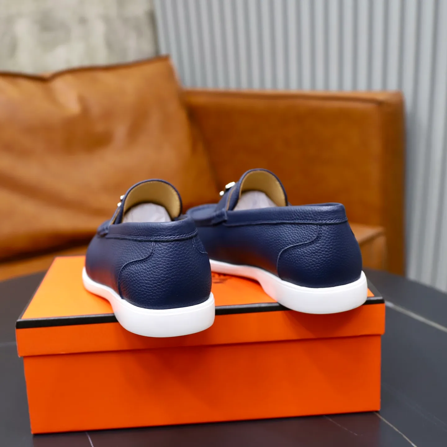 Ex-factory price: 560💰Hermès/Hermès slip-on men's shoes. This shoe is made of imported pebbled cowhide. It has simple and smooth lines and is combined with aerodynamically designed 3CM rubber foam ultra-light soles! Youthful and fashionable, classic H-shaped hardware buckle decoration, calf lining gently wraps the feet, with logo cowhide feet, casual and urban style, highlighting youthful vitality, sports and leisure version, super versatile, code number: 38-39-40-41-42-43-44 standard leather shoe size (45 can be customized but does not support returns)